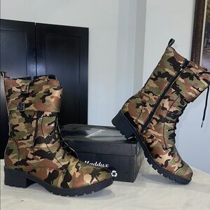 New!! ✨ Women’s Camouflage Combat Rain Boots- Size 6.5